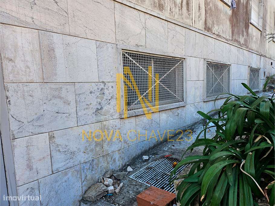 Armazém com 136m2 na Av. de Santa Maria-11