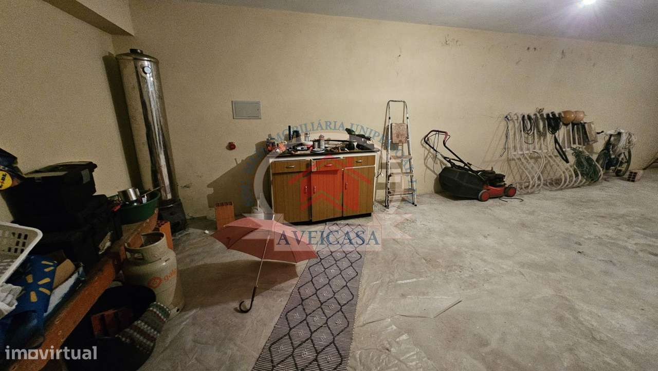 Moradia isolada T5 em bom estado com quintal e garagens-30