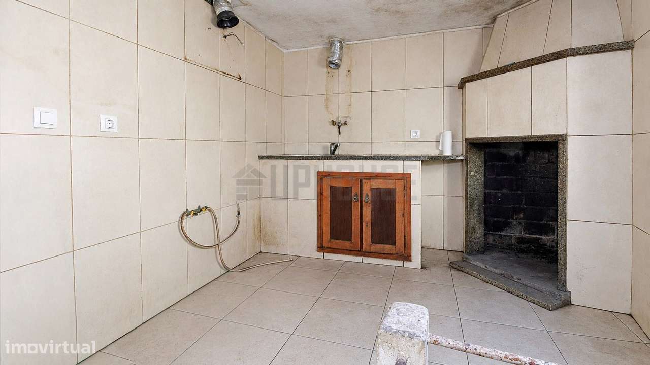 Moradia para Remodelar em Fragosela - Um Projeto com Potencial-7