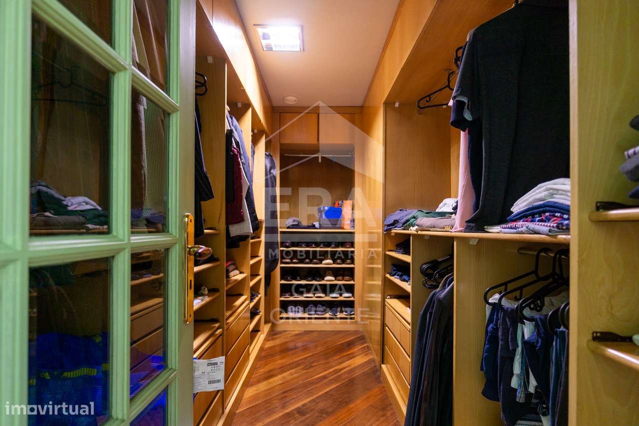 Moradia T8 com jardim e piscinas em Miramar-36