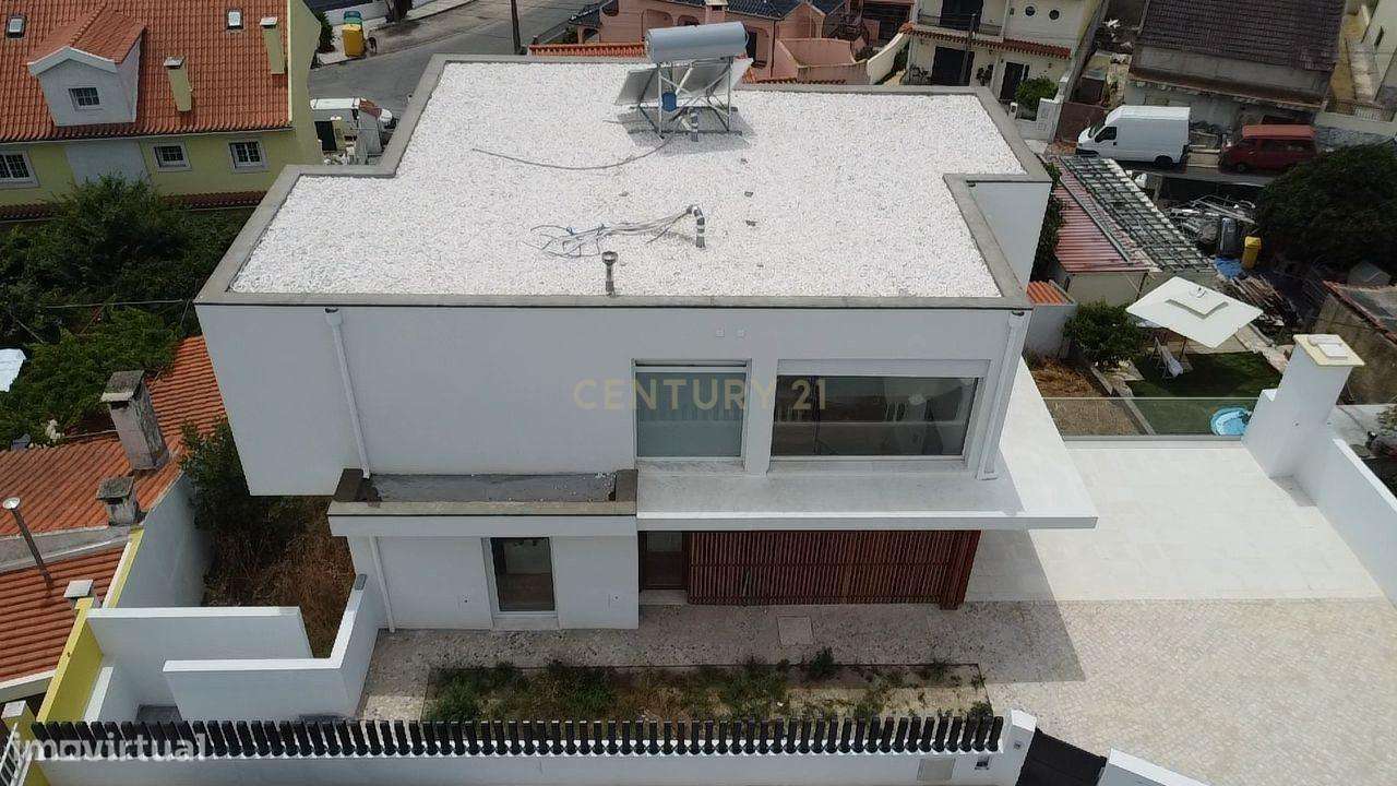 Moradia T4 de Arquitetura Moderna e Sustentável em Famões - Casal do R-44