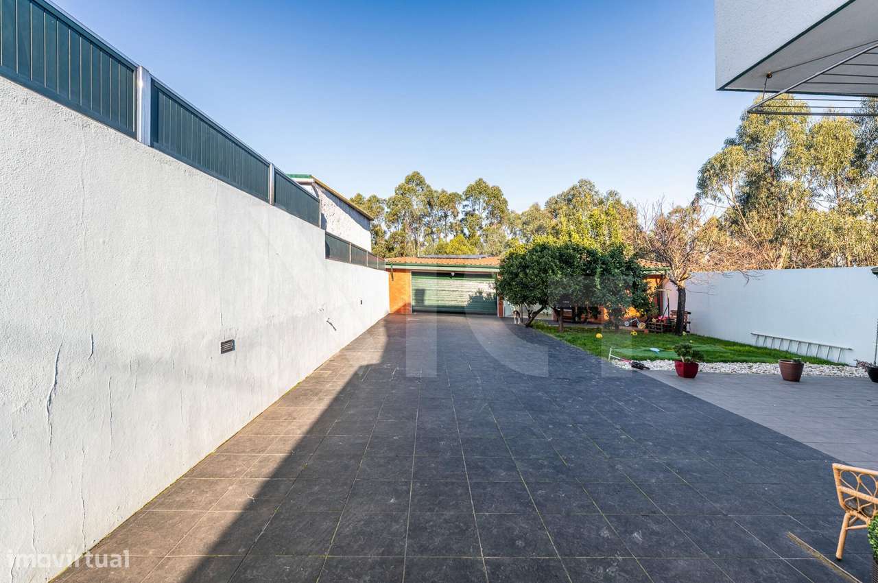 Moradia T4 com pátio, jardim e garagem em Covelas - Trofa-44