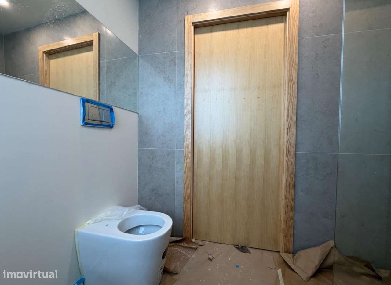 Moradia V2 inserida em Condomínio com piscina-9