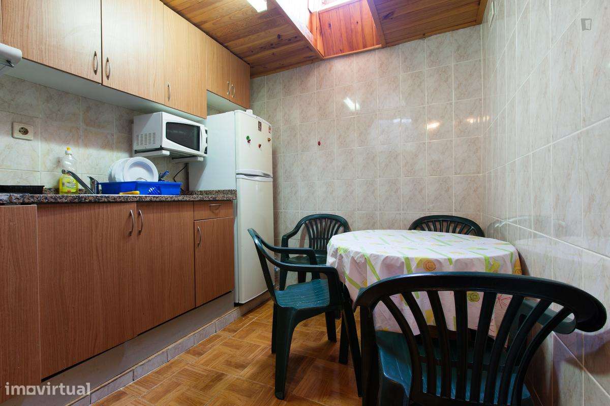 Quarto - localizado em Paranhos Porto - Grande imagem: 2/14