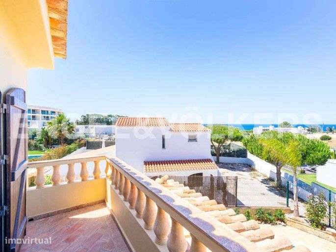 Moradia Tradicional com Vista Mar e a pé da Praia - Grande imagem: 3/24