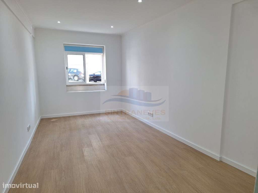 T2 em remodelação total, edifício e fracções como novos.-11