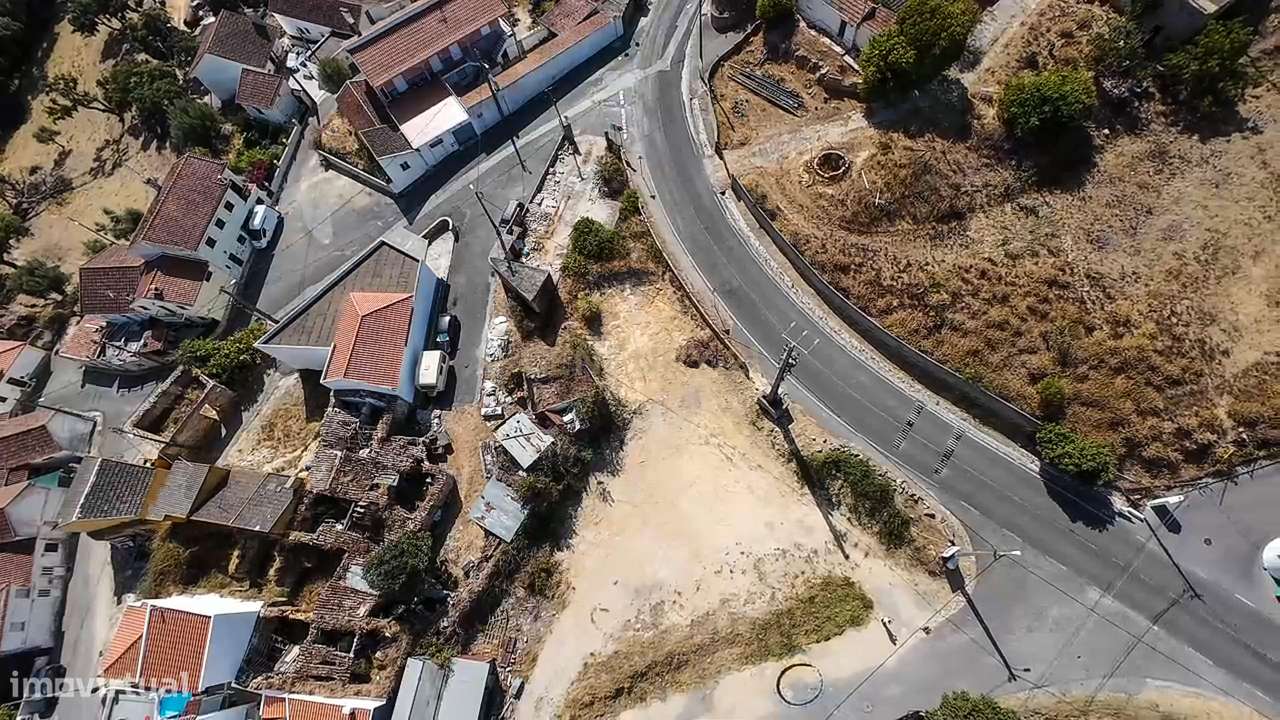 Terreno urbano com 1260m2 em Fanhões-1