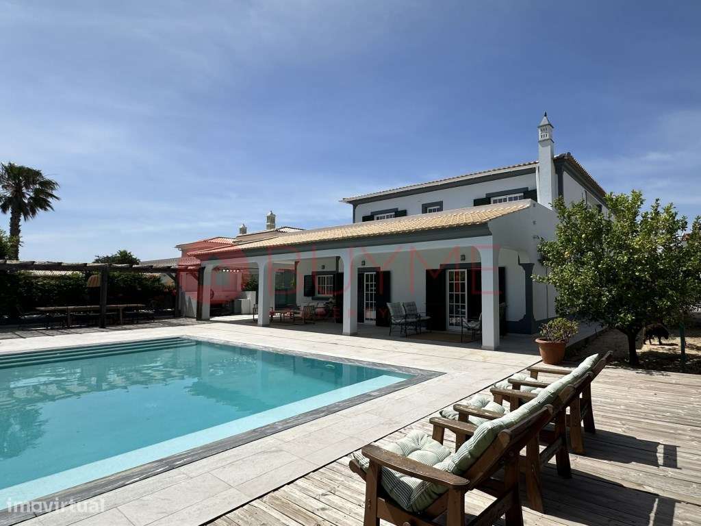 Moradia V4 Exclusiva com Piscina, Jacuzzi e Amplos Jardins em Almancil-8