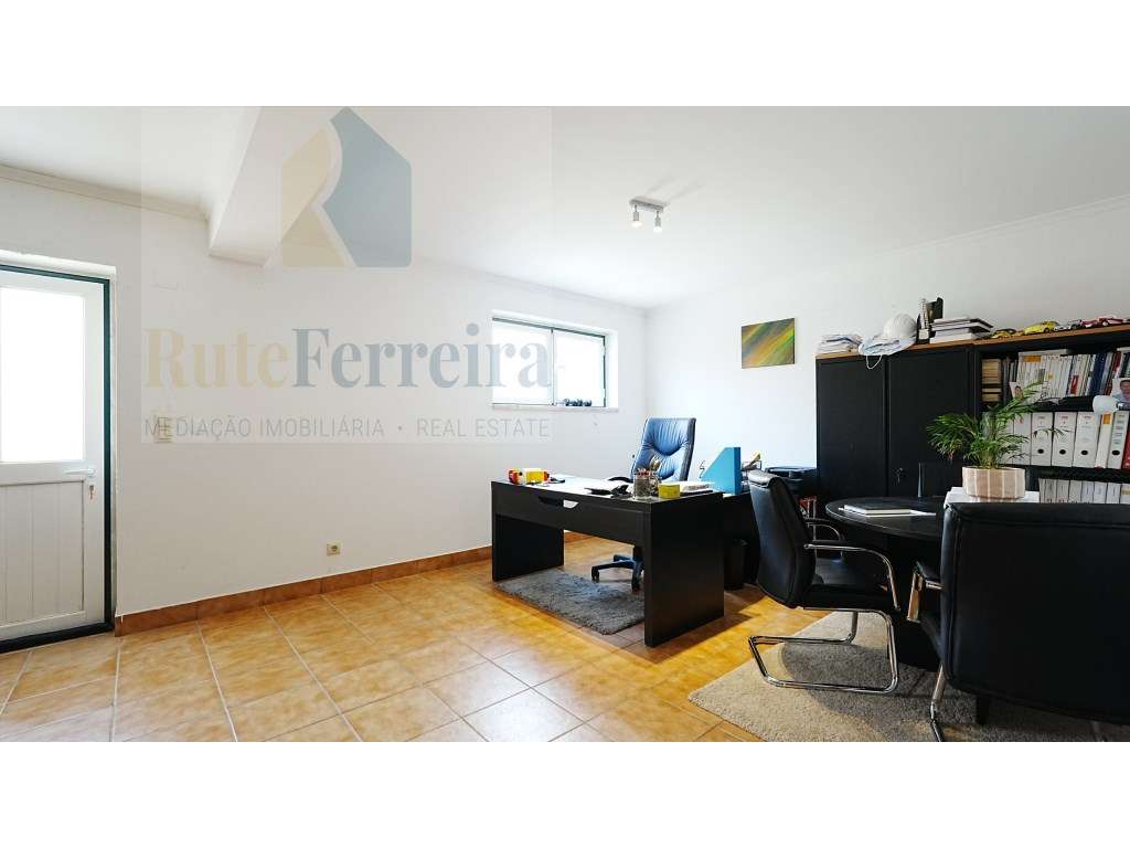 Moradia T3 localizada em São Pedro da Cadeira com jardim-29