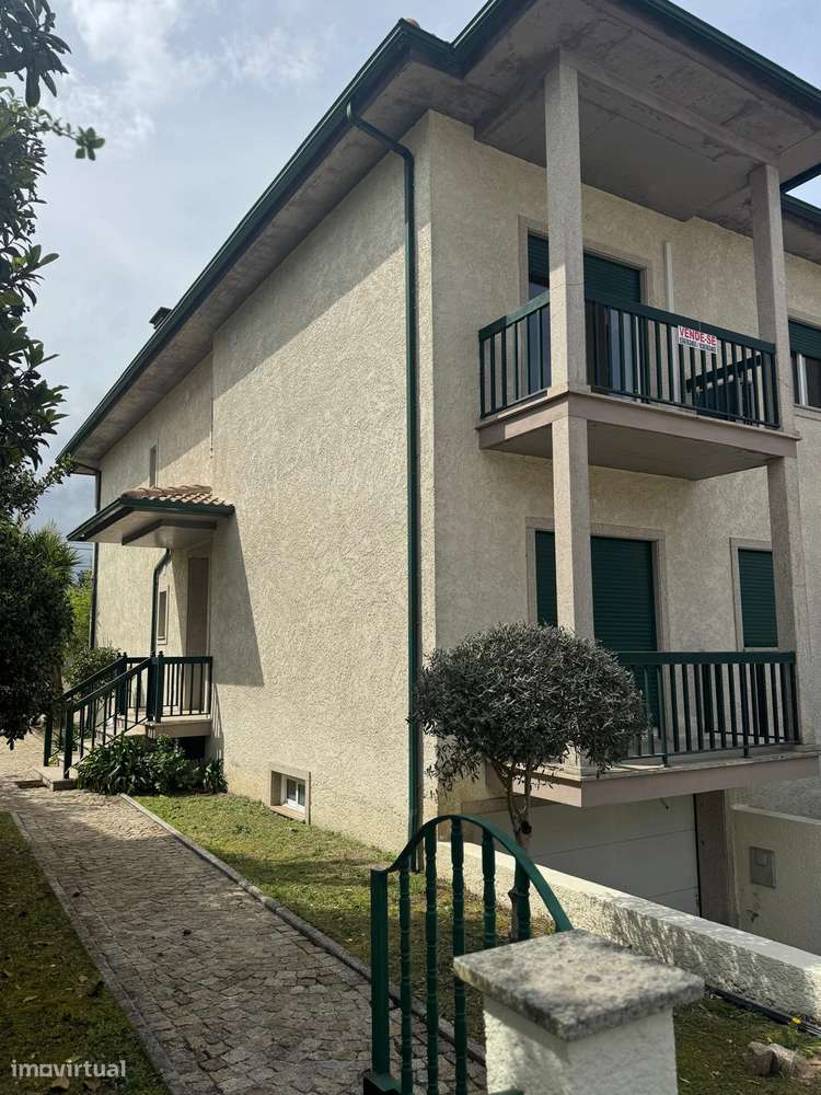 Moradia Geminada Em Viseu