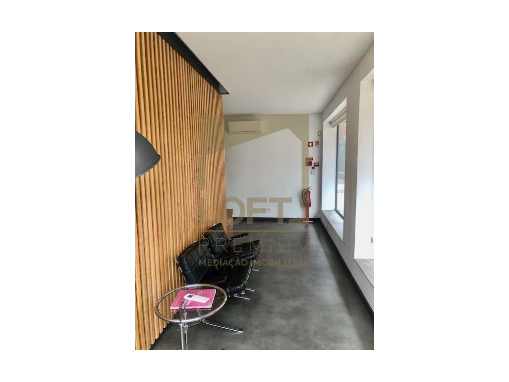 Loja com Terraço e Licença de Restauração no Centro de Guimarães - Grande imagem: 3/8