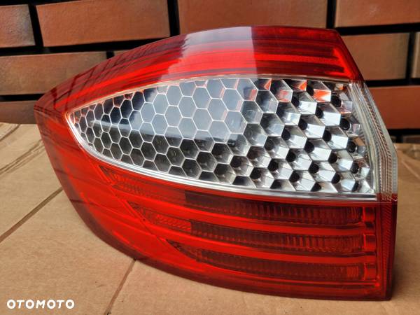 FORD MONDEO MK4 IV KOMBI LAMPA LEWY TYŁ W BŁOTNIK - 2