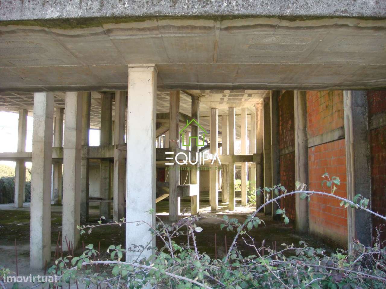 Prédio em Construção em Vila Nova de Paiva - Viseu - Em Frente a EB-19