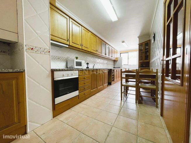 Apartamento T3 com garagem dupla junto ao Palácio Sotto Mayor – Figuei-17