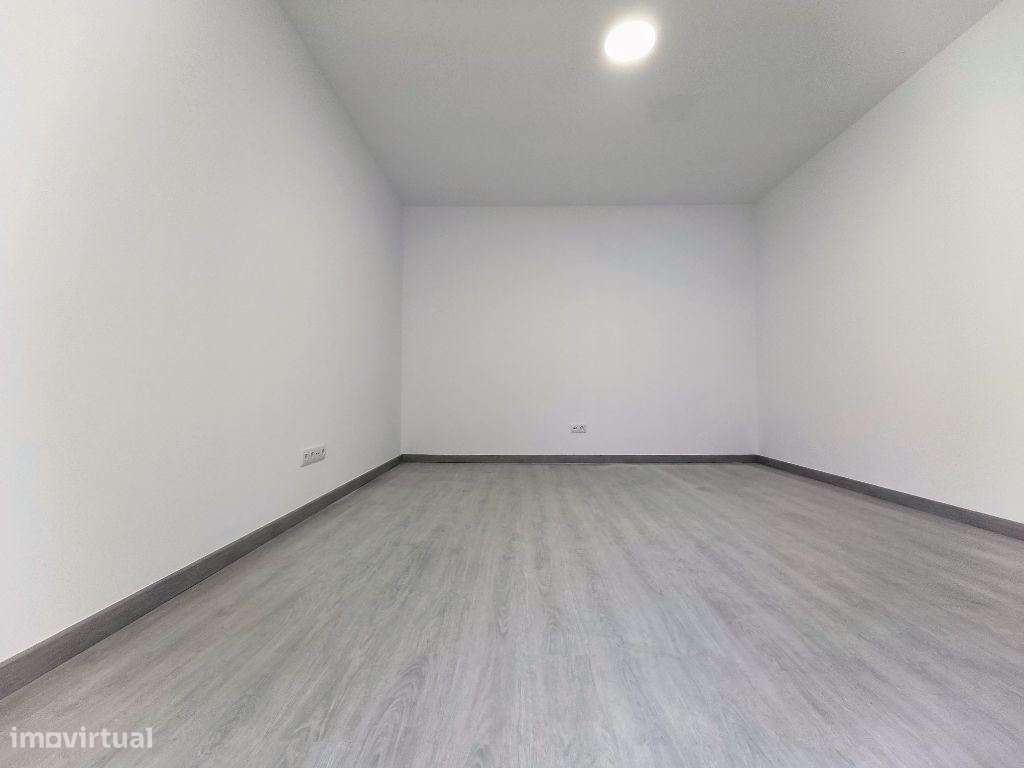 Apartamento T4 totalmente remodelado com suíte, varanda e vista rio...-2