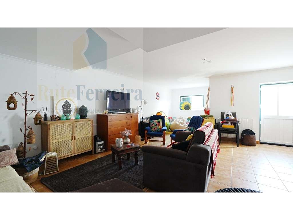 Moradia T3 localizada em São Pedro da Cadeira com jardim-33