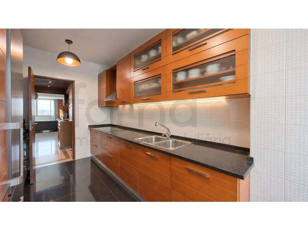 Apartamento T4 em Miraflores-6