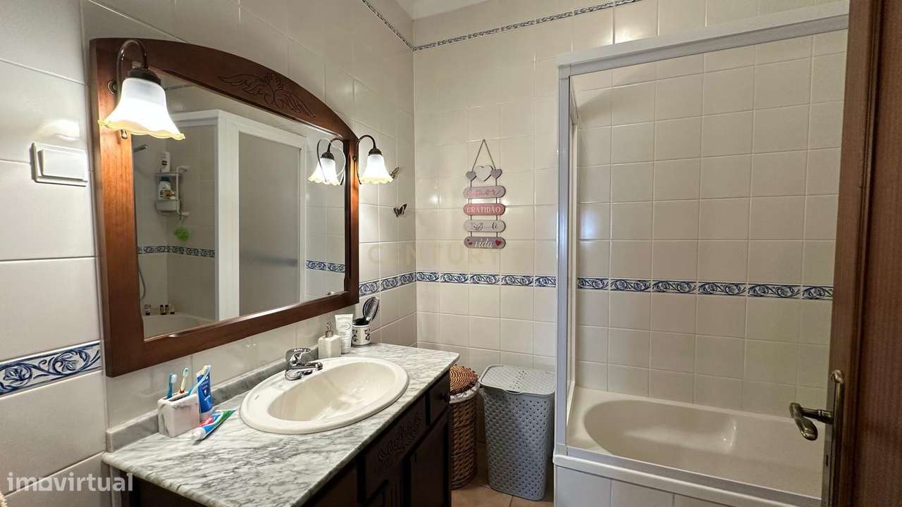 MORADIA  T4 BASTANTE ATRATIVA , ESPAÇOSA E COM MUITA LUZ NATURAL EM A-15