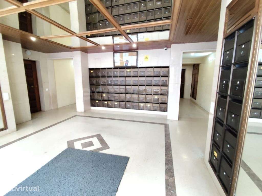 Apartamento T2 remodelado em predio cuidado na Tapada das Mercês - Grande imagem: 3/19