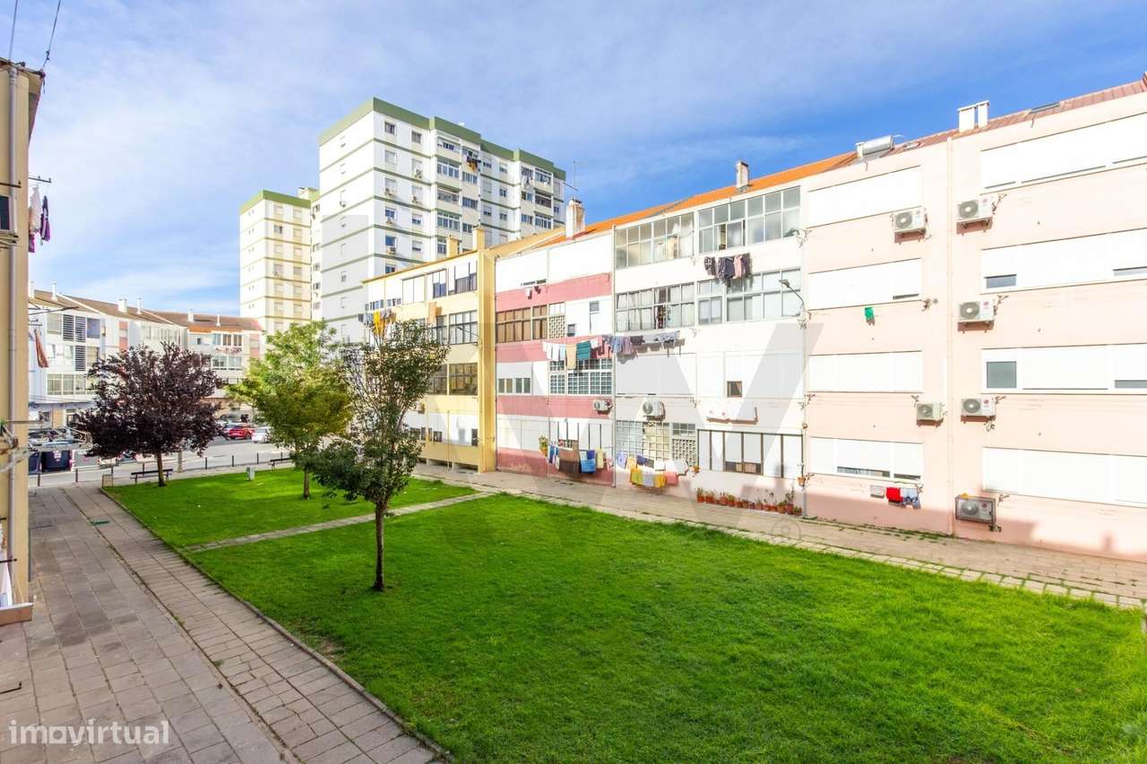 Apartamento T3 com 2 varandas junto ao Terminal dos Barcos do Barreiro-0