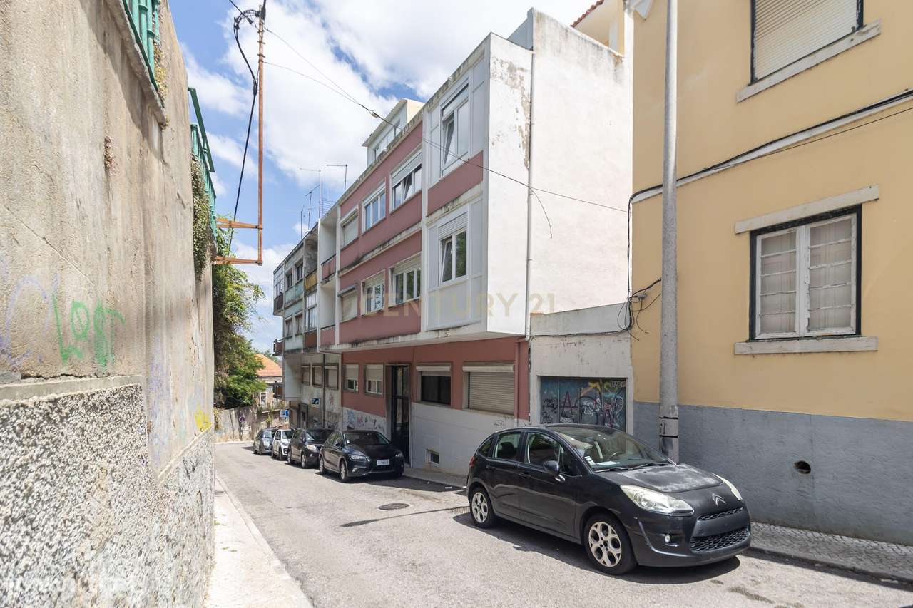 Apartamento com Potencial de Valorização em Almada-33