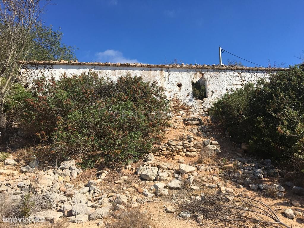 Terreno com ruina em Paderne, Albufeira