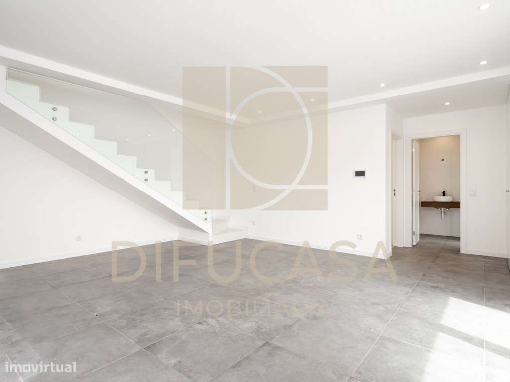 R268 Moradia Duplex - Localizada no centro de Fernão Ferro-9