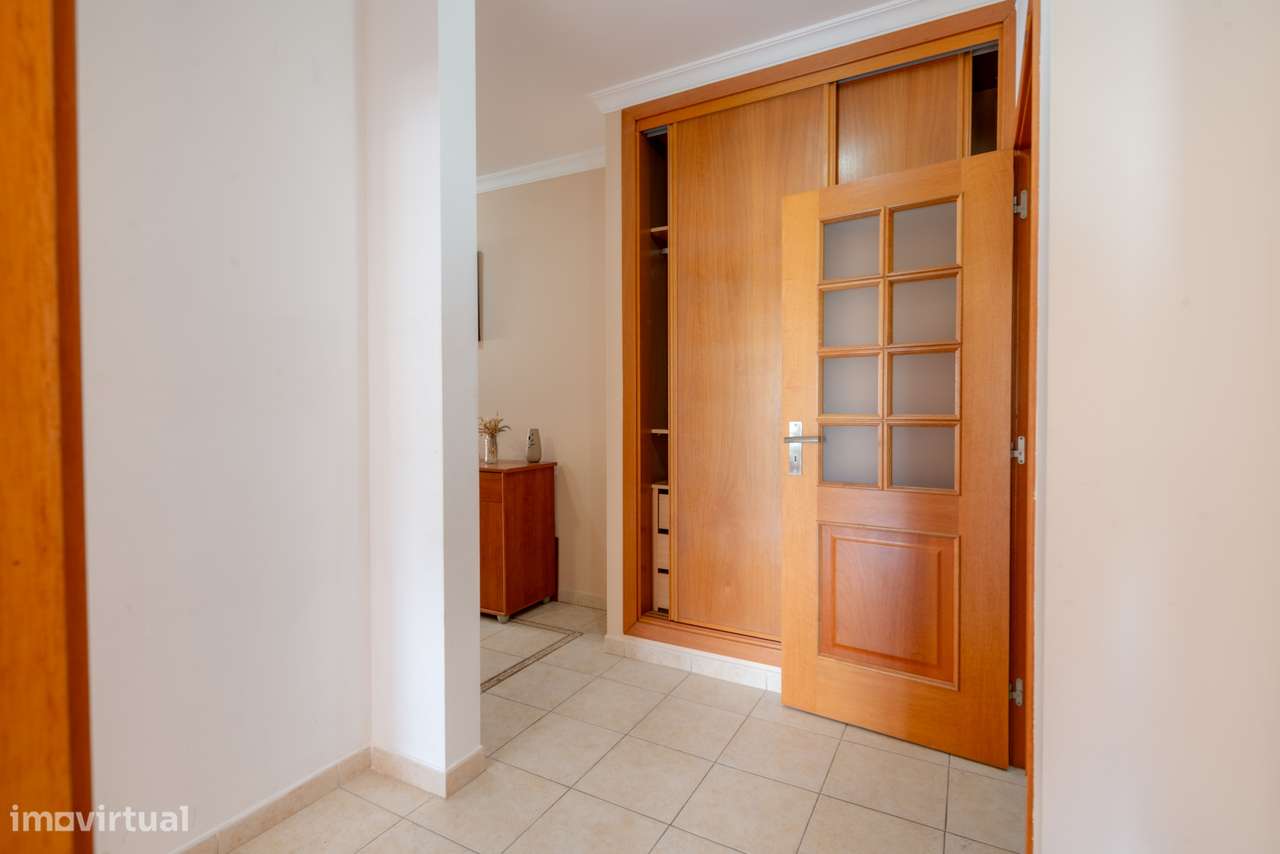 Apartamento de 2 Quartos em Lagos — Conforto, Localização e Potencial-16