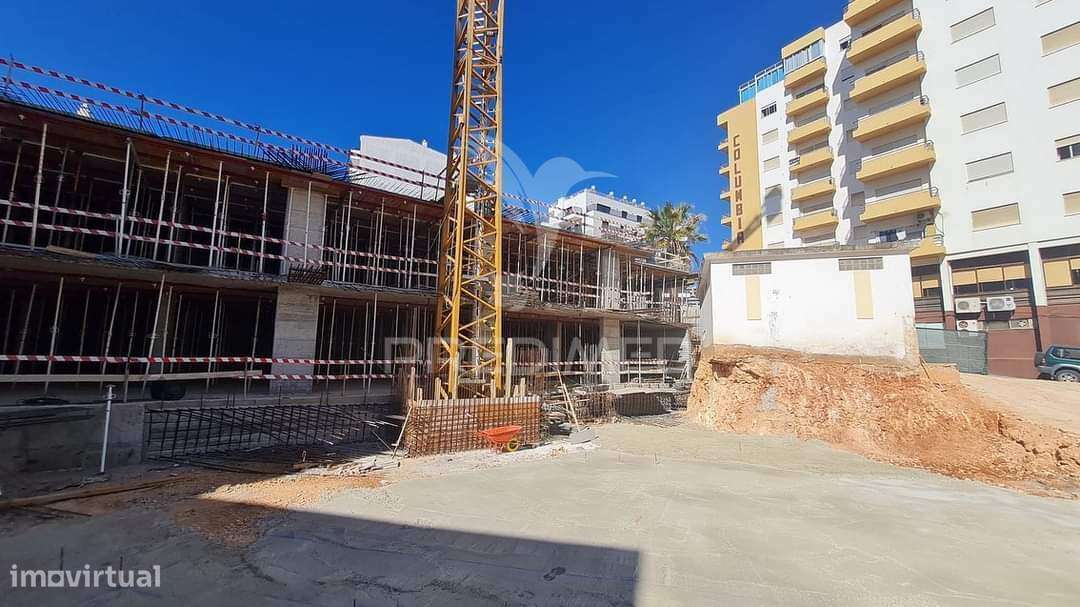 Novo T1+1 de Luxo com Terraço e Garagem na Praia Rocha - Grande imagem: 3/33