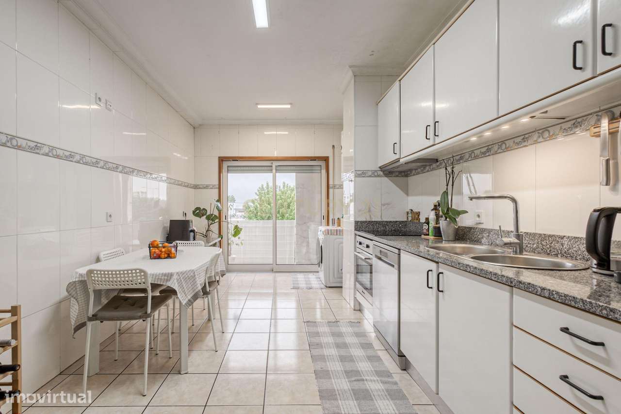 T3 com 3 varandas e Box fechada em Paredes-5