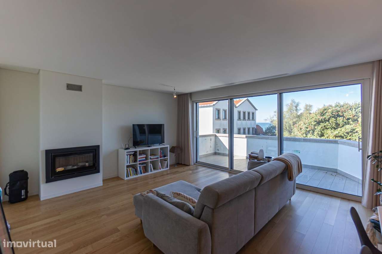 Moradia T3, em Leça da Palmeira na 1ª Linha de Mar-21