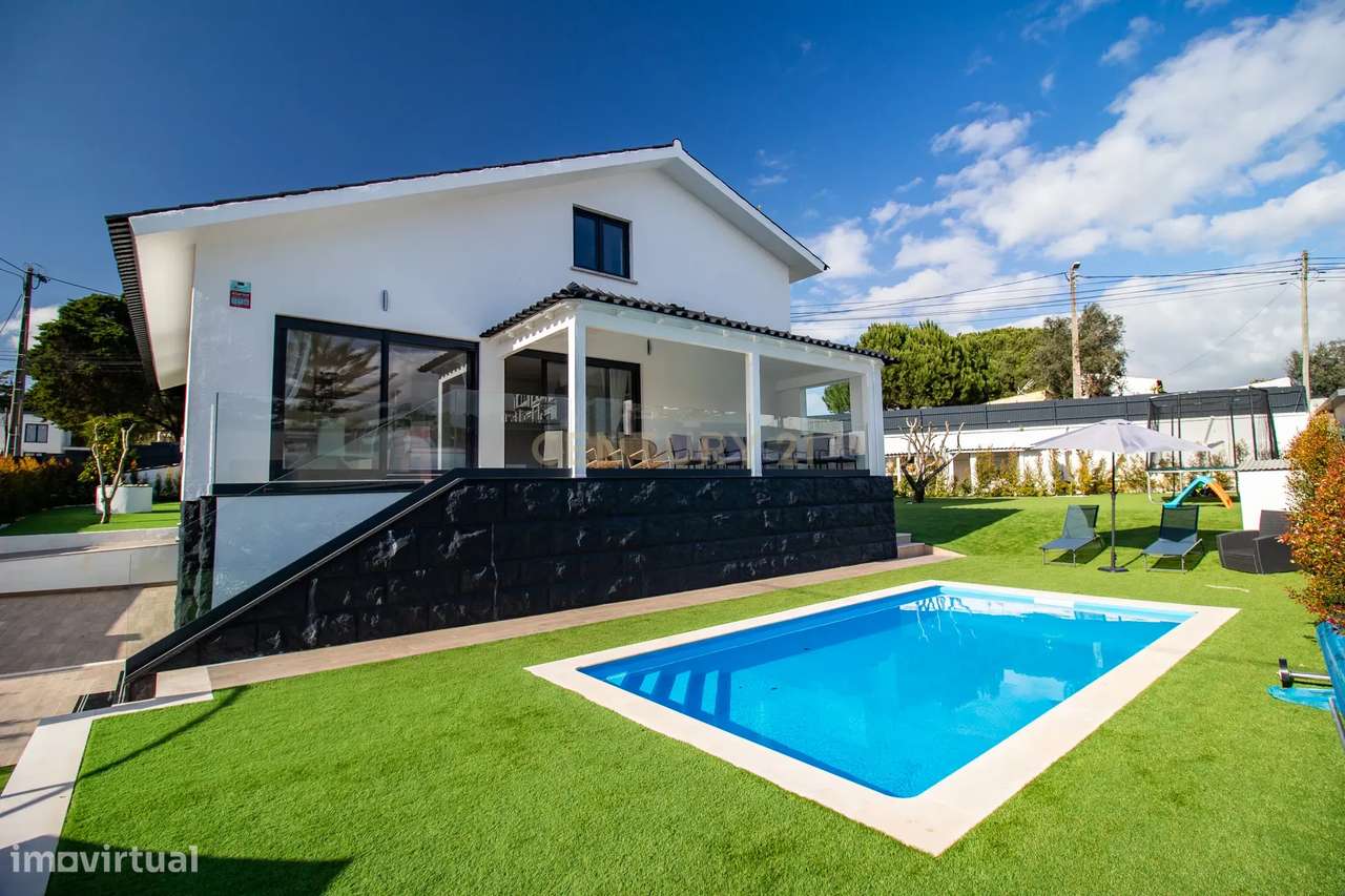 Vivendo o Sonho: Luxuosa Moradia T5 em Albarraque com Espaço de Lazer-3