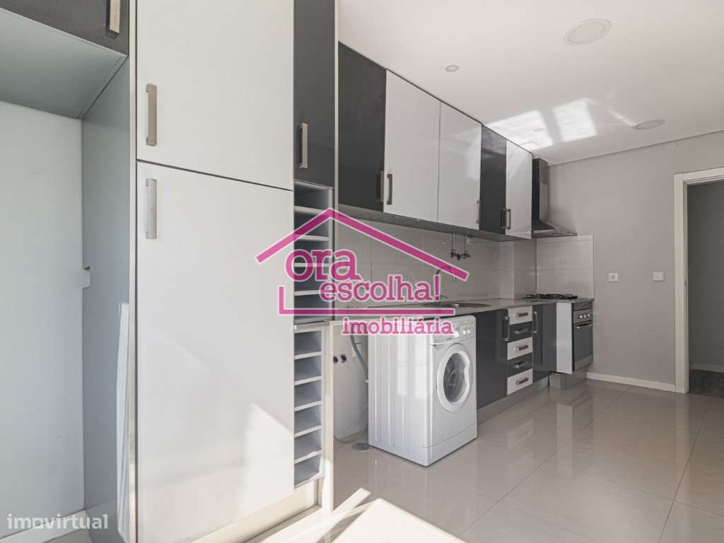Apartamento T3 com 96 m2 Remodelado na Torre da Marinha - Seixal!-1