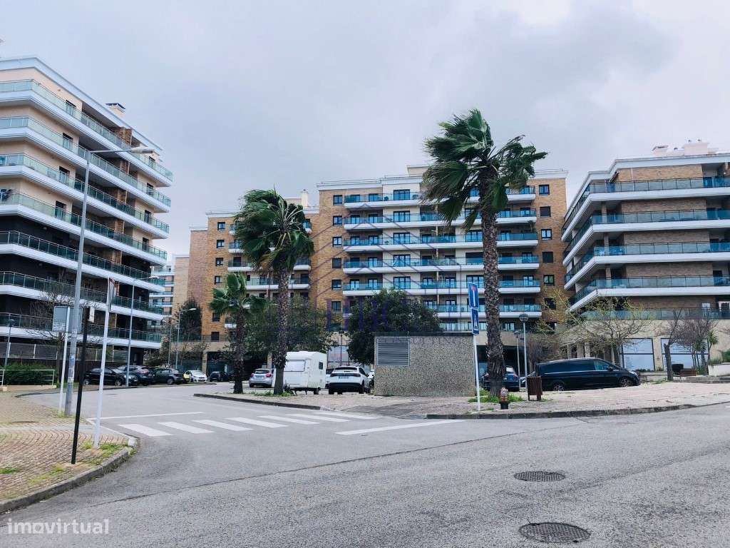 Espaço comercial com escritórios situado na Urbanização dos Terraço...-18
