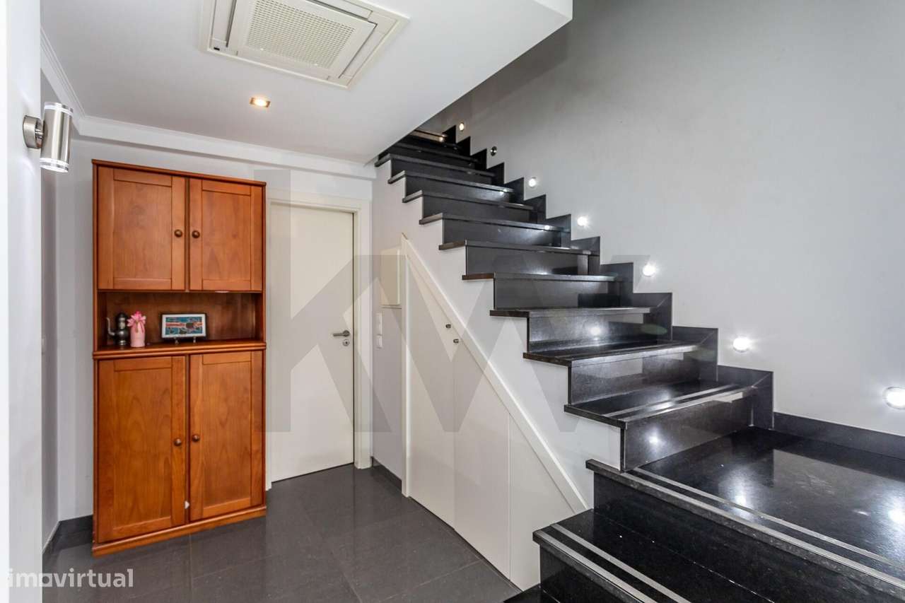 Exclusivo Duplex T3 Remodelado com Garagem Box Independentemente na Ri-16