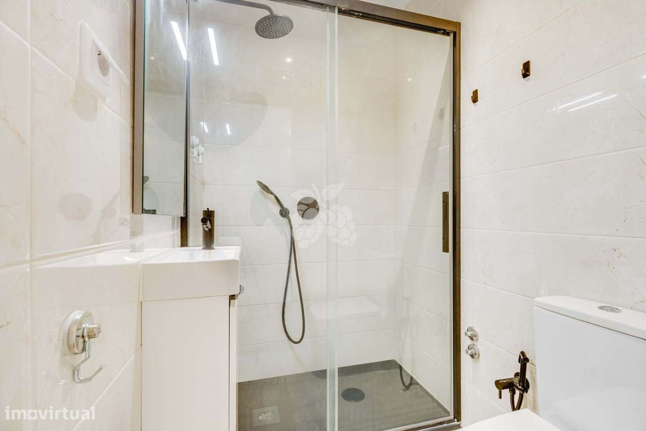 Apartamento T4 Remodelado-16