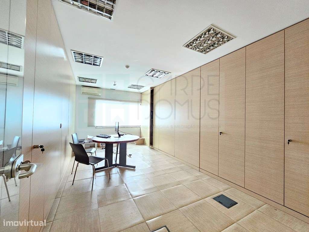 Espaçoso e funcional escritório com 600m2, em Carnaxide, Oeiras-19