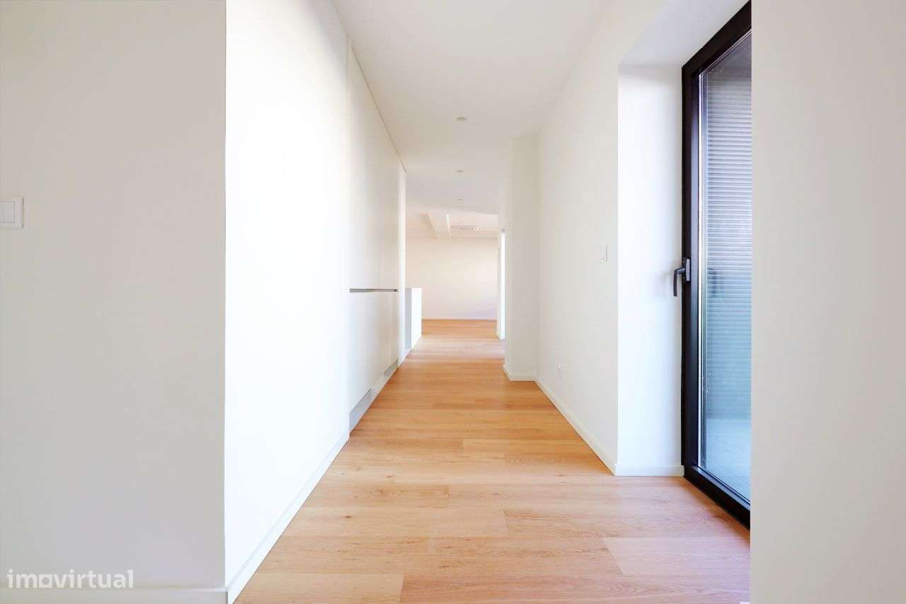 Apartamento T3 com 177m2 no edifício Varino 04-6