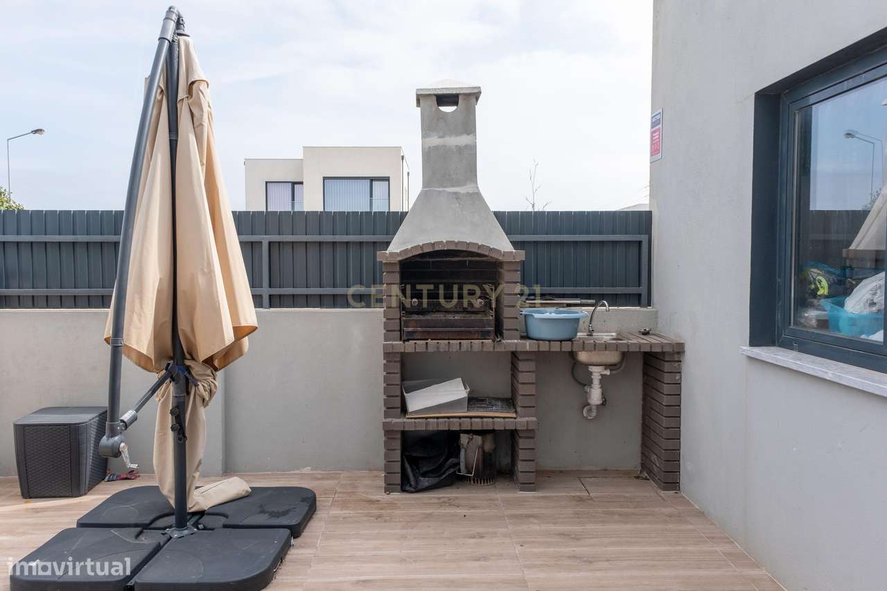 Moradia T4 com jardim e espaço exterior para convívio-39