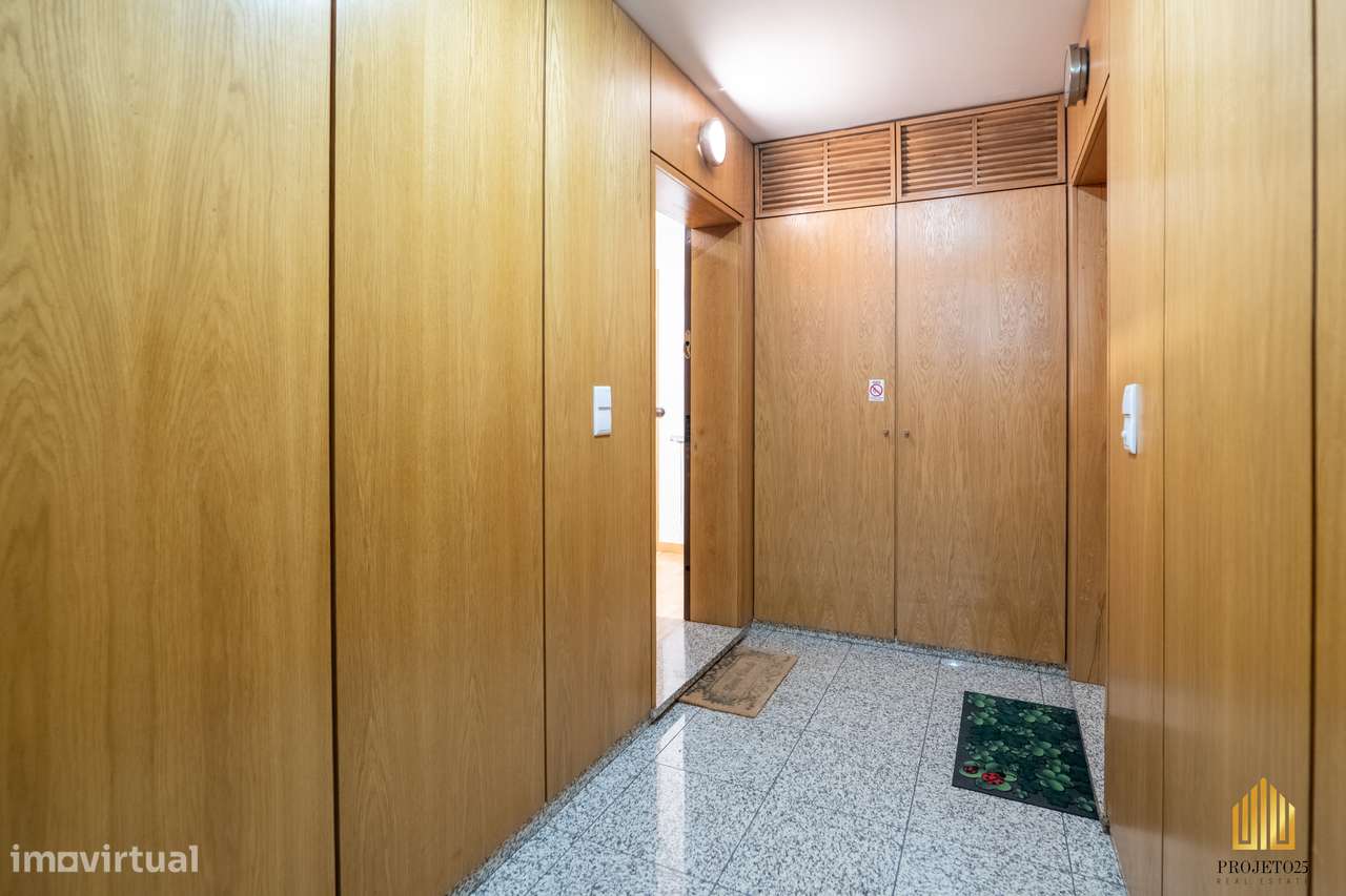 T2 Com Varanda Panorâmica em Urbanização Requintada, ao Aeroporto.-5