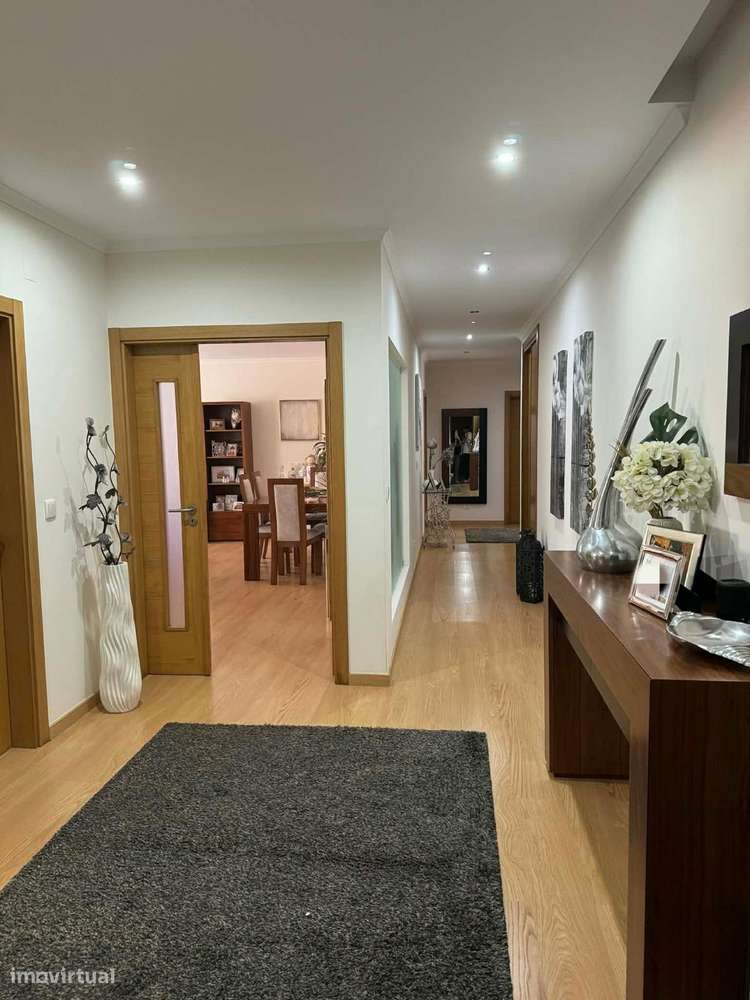 Apartamento T3 com 3 casas de banho e garagem-45