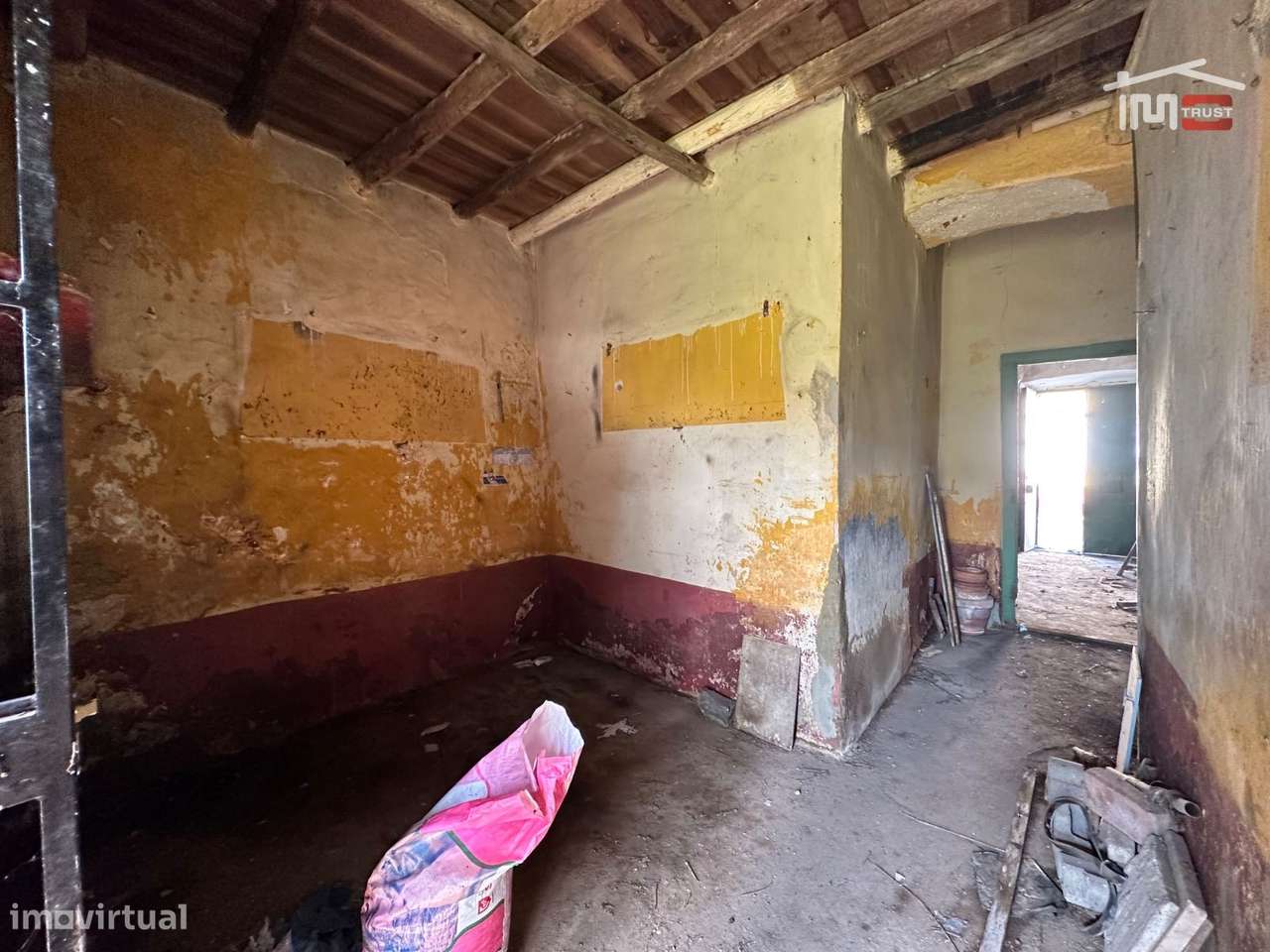 Fantástico Investimento - Moradia com Quintal - Sarilhos Grandes-11