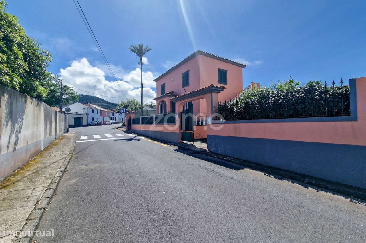Moradia T5 com duas entradas independentes - Pico da Pedra - Grande imagem: 3/28