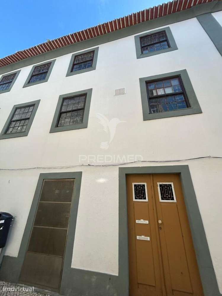 Prédio Contemporâneo na Praça do Peixe – Centro Histórico de Aveiro - Grande imagem: 2/13