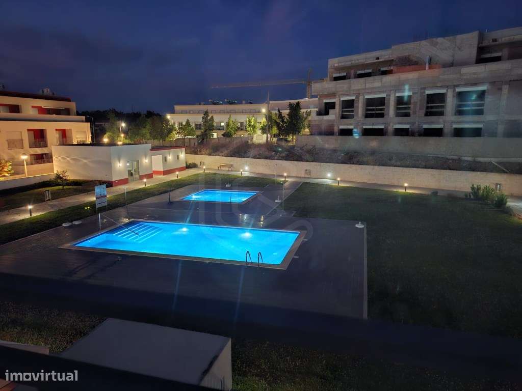 Apartamento T2 de arquitetura moderna inserido em condomínio com pi...-18
