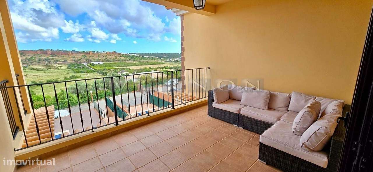 Moradia em Banda Duplex T2+2 com Piscina Privada e Garagem Dupla | Si-24