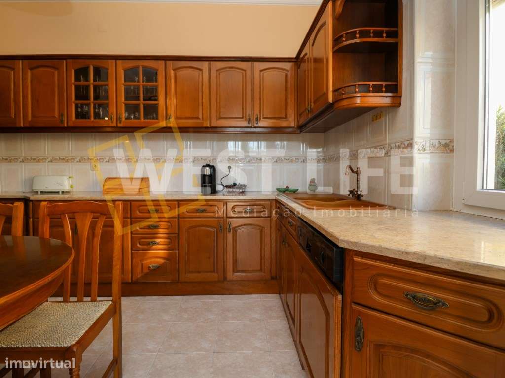 Moradia T5 com traços típicos dos anos 60 - Jardim e terraço com vi... - Grande imagem: 5/25