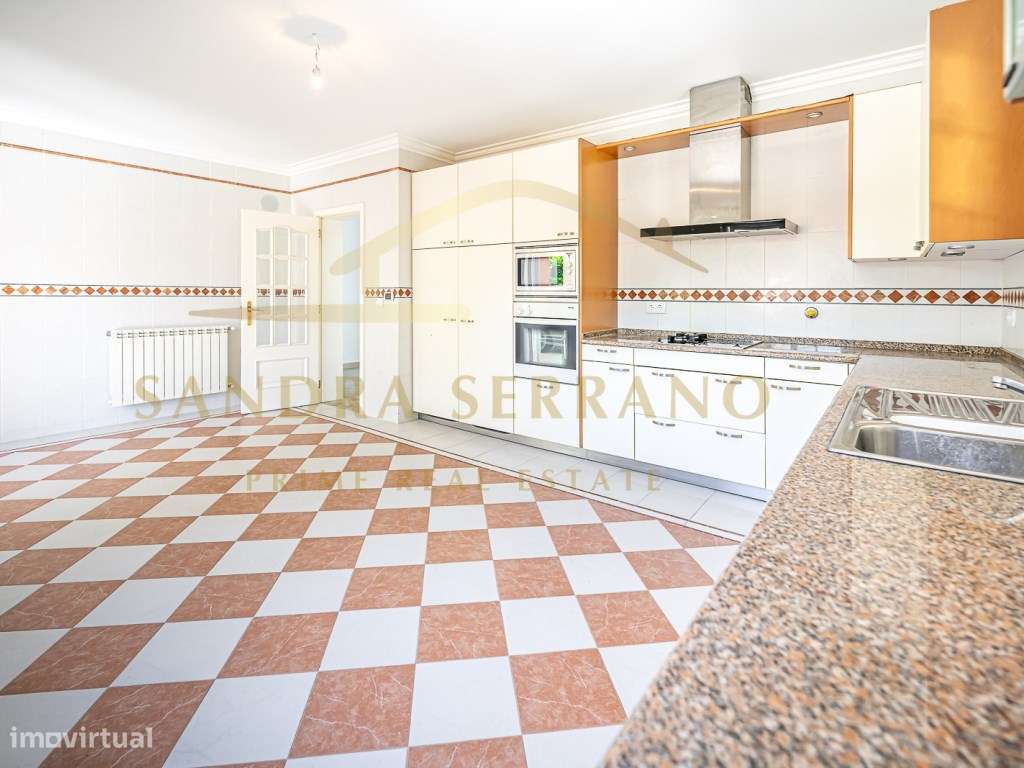 Moradia de traça tradicional com 7 assoalhadas-17