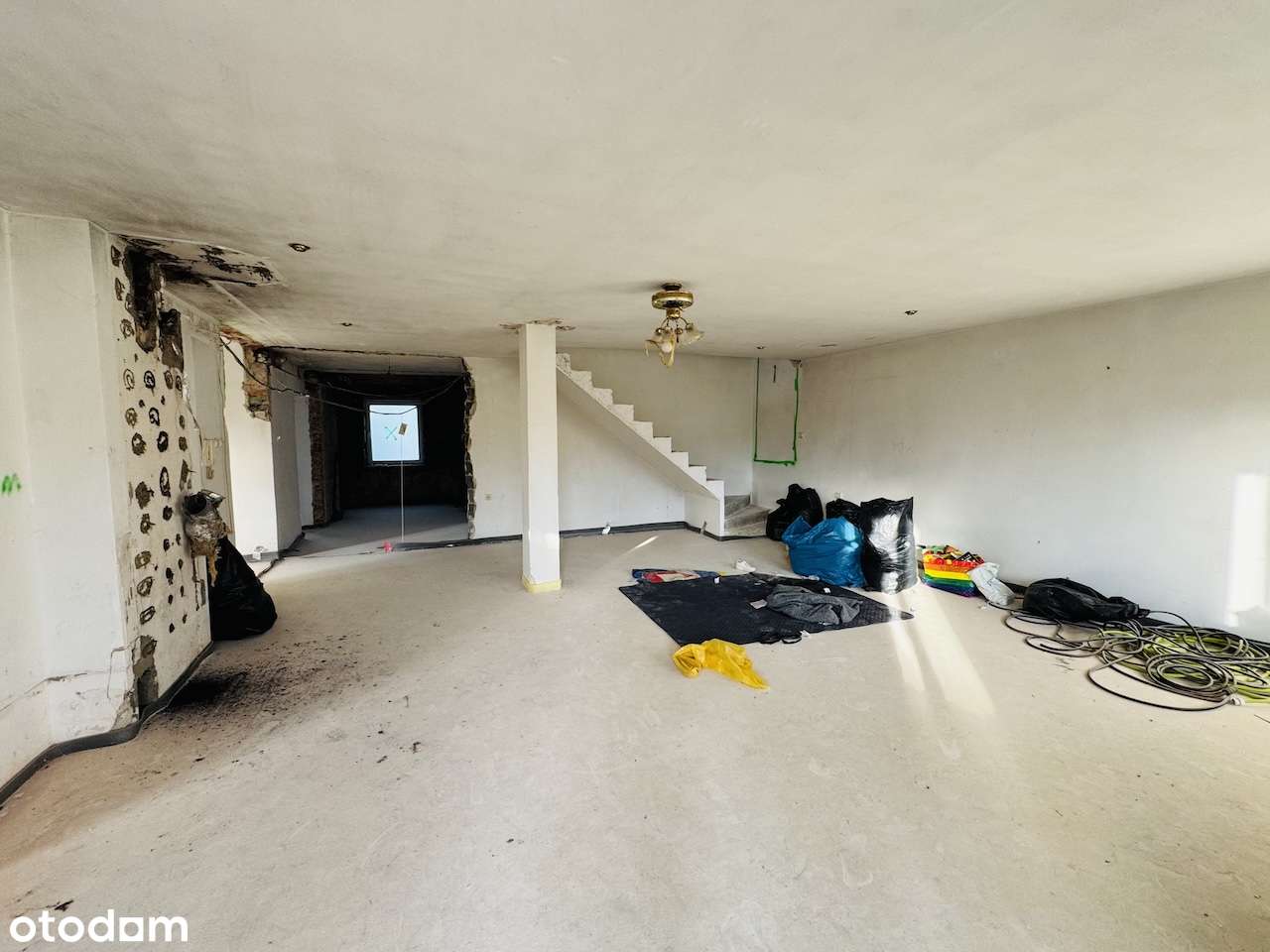 Duży dom z ładną działką ze stawem przy lesie-potencjał aranżacji-11