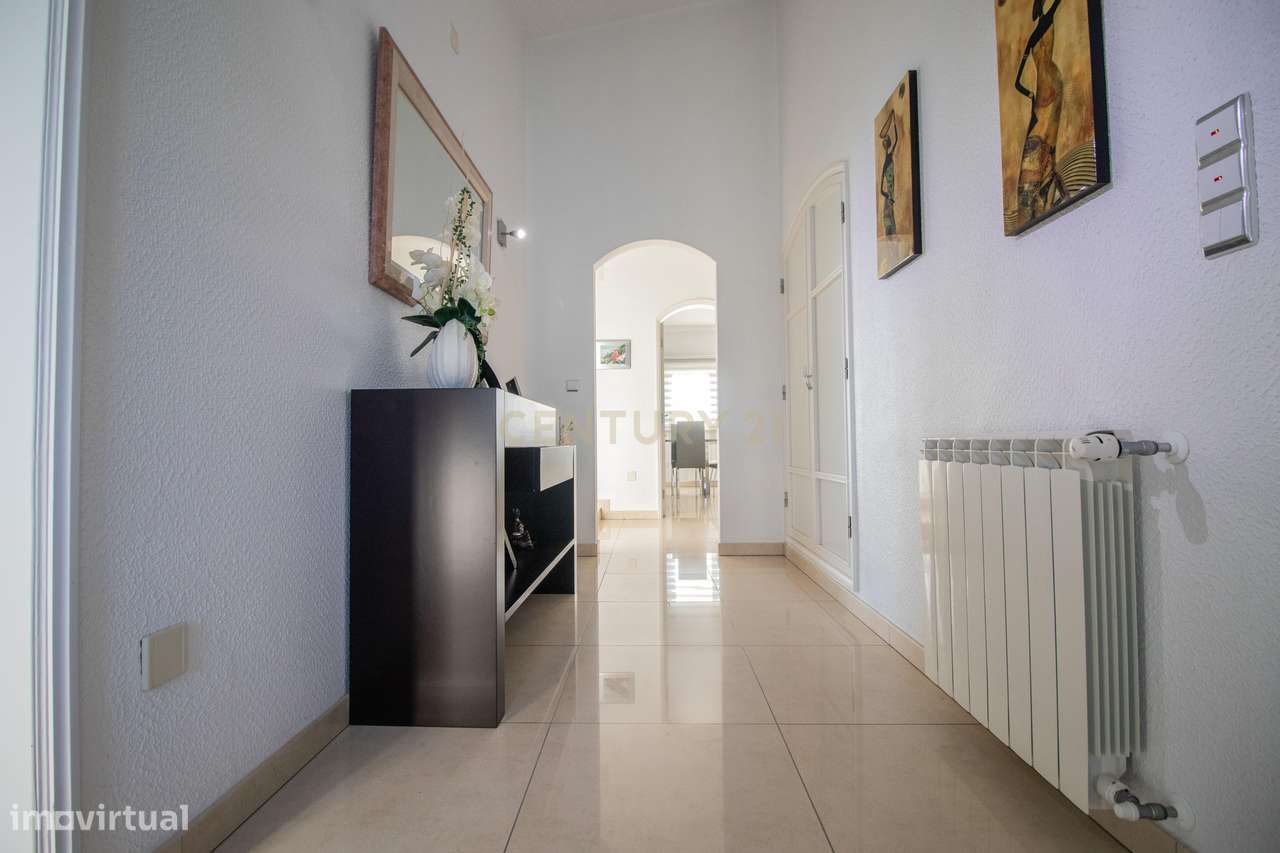 Moradia com piscina, terreno e anexos em Vieira de Leiria e a 2km da p-57